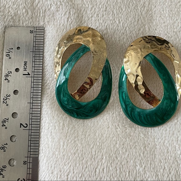 VINTAGE : Gold and Green Enamel Pierced Earrings - Picture 7 of 7